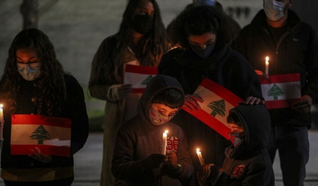 أطفال بيروت ينيرون الشموع
