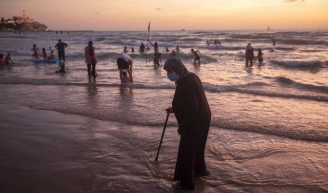 الفلسطينيون يعانقون البحر