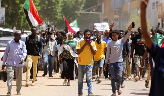 السودان: لجان المقاومة تتظاهر بالآلاف وقوى الأمن تقمع بالغاز