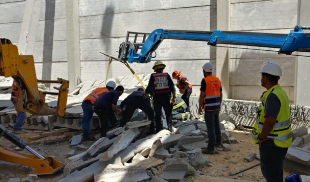 إصابة عاملين بانهيار سقف مبنى قرب القدس