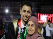 #نبض_الشبكة | طالب غزي يخلع ثوب تخرجه: "أمي أكبر من كل الجامعة"