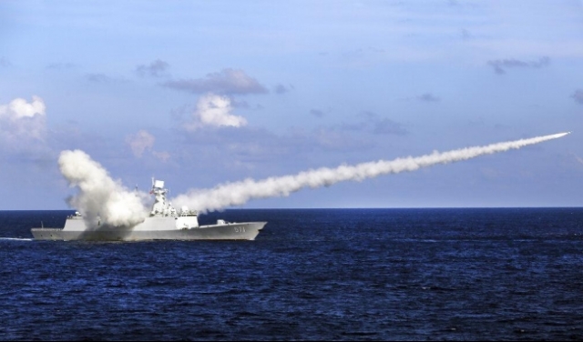 التوتر الأميركي الصيني بالمحيط الهادي: سفينة حربية تبحر في بحر الصين 