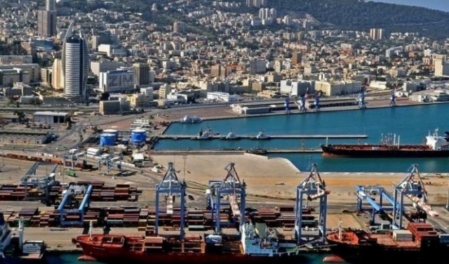 مصرع عامل أغلق عليه باب سفينة في ميناء حيفا
