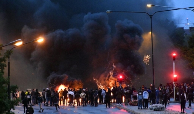 السويد: احتجاجات واعتقالات لجماعات متشددة حرقت القرآن