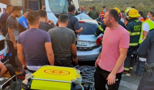 مصرع 4 أشخاص ومحاولة إنعاش خامس إثر حادث بين حافلة إسرائيلية وسيارة فلسطينية قرب قلقيلية