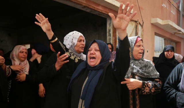 غزة تشيّع جثامين الأشقاء الثلاثة؛ احترقوا بسبب شمعة أُشعِلت إثر انقطاع الكهرباء