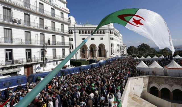 الجزائر: الحكومة تصادق على مشروع الدستور قبل عرضه على البرلمان