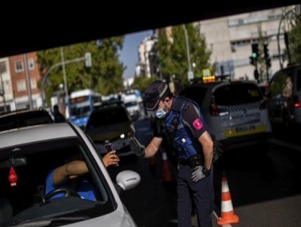 كورونا يتسبب بفرض قيود صارمة على نحو مليون شخص في مدريد وضواحيها