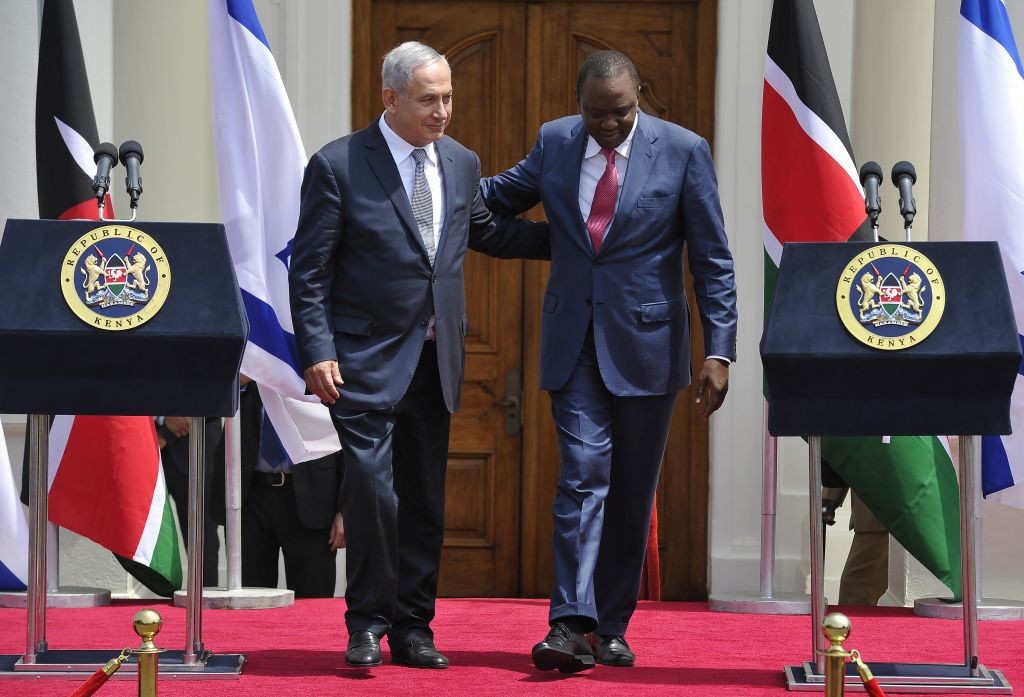 نتنياهو مع الرئيس الكيني السابق (أرشيفية - أ ف ب)