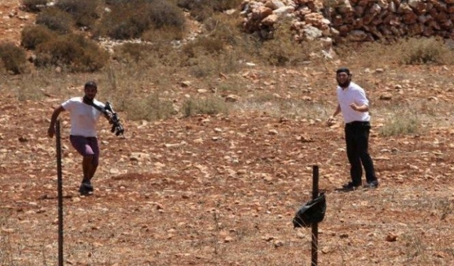 مستوطنون برفقة جيش الاحتلال يعتدون على ممتلكات قرية قصرة