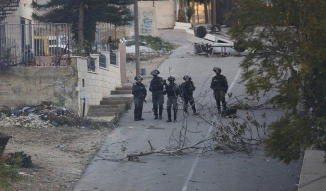 رام الله: الاحتلال يوقف دورية للشرطة الفلسطينية ويصادر أسلحتها