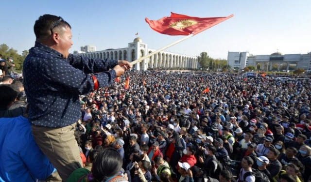 احتجاجات في قرغيزستان وفصائل معارضة تتصارع على الحكومة