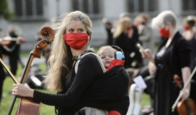 سيدة بريطانية وطفلها خلال تظاهرة لموسيقيين احتجاجا على قيود الوقاية من كورونا