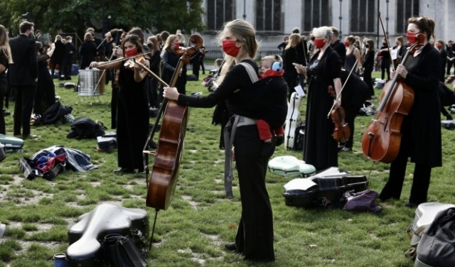 موسيقيون بريطانيون يتظاهرون احتجاجا على قيود الوقاية من كورونا