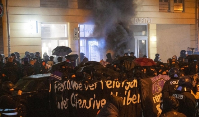 احتجاجات عنيفة في برلين عقب إخلاء الشرطة لبناية يشغلها اليساريون 