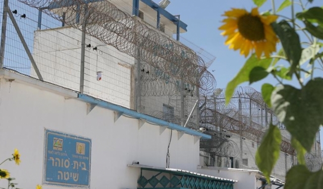 خاص | إصابة 15 سجينا في معتقل 