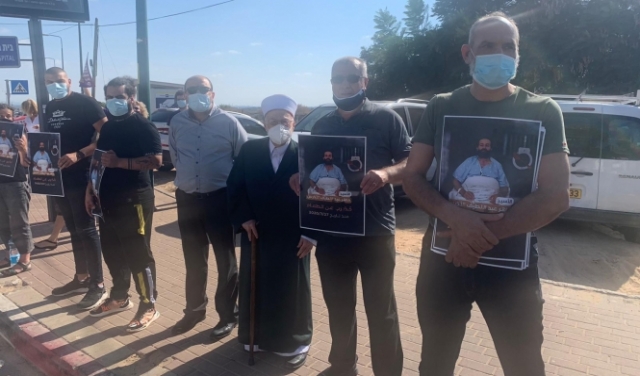 تظاهرة أمام مستشفى كابلان دعمًا للأسير ماهر الأخرس