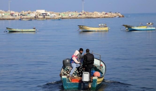 بحرية الاحتلال تستهدف مراكب الصيادين شمال غزة