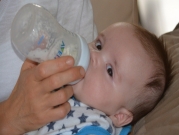 دراسة: ملايين الجسيمات البلاستيكية يستقبلها الرضيع من زجاجات الحليب