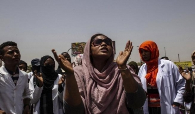 السودان: دعوات للتظاهر والجيش يقطع الطرقات