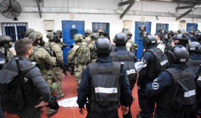 قوات الاحتلال تقتحم قسم 13 في معتقل 