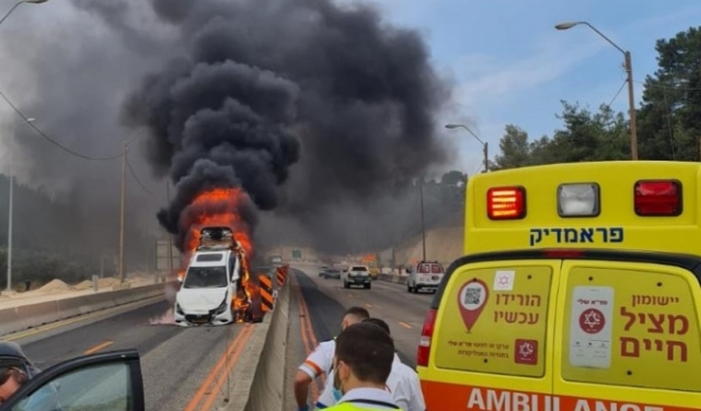 احتراق 4 سيارات وإصابة شابين بحادث طرق قرب حيفا