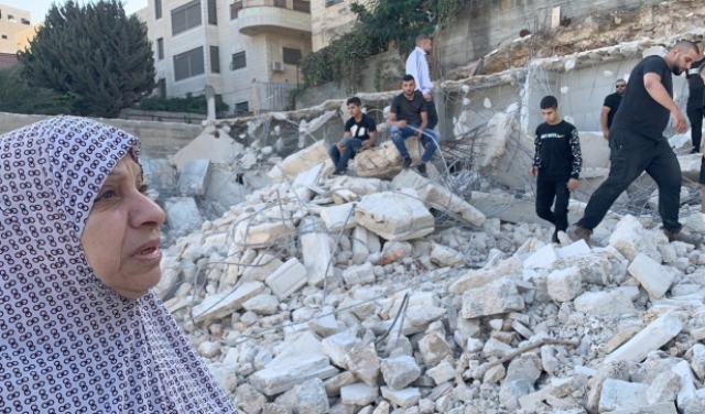 الاحتلال يهدم منزلا و6 محال تجارية بمخيم شعفاط  