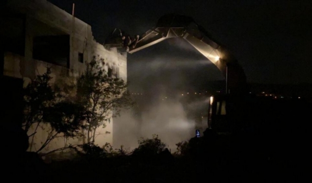 الاحتلال يهدم منزل الأسير خليل دويكات في بلدة روجيب
