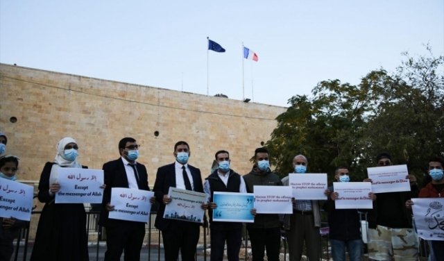 القدس: وقفة احتجاجية أمام القنصلية الفرنسية تنديدا بالرسوم المسيئة للنبيّ