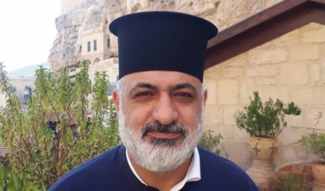 أبو نصار: مطالبة بالتحقيق في اعتداء الشرطة على كاهن كنيسة
