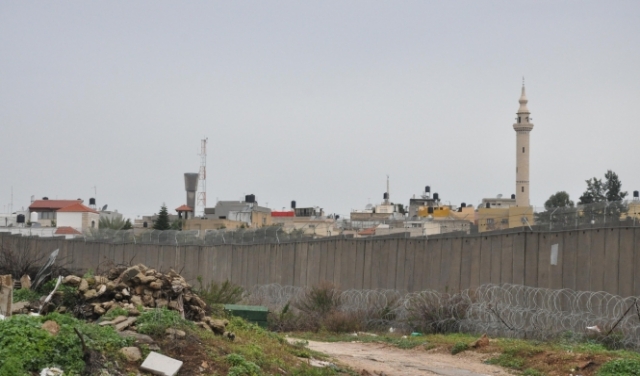 الاحتلال يهدد أصحاب المنازل قرب جدار الفصل بمنطقة جنين