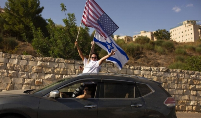 المستوطنون يُصلّون: الغالبية العظمى من الإسرائيليين يفضلون ترامب