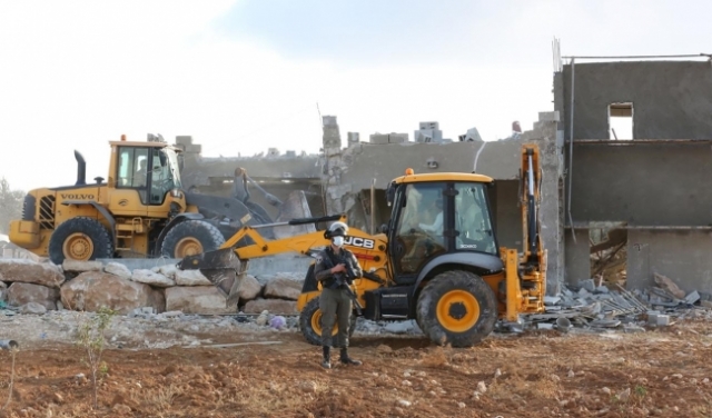 الاحتلال يهدم منزلا قرب بيت لحم ومنشآت صناعية في عناتا