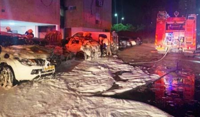 احتراق 3 سيارات وإخلاء بناية سكنية في منطقة حيفا