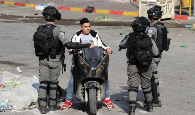 الاحتلال ينكل بشبّان فلسطينيين على حاجز عسكري جنوب بيت لحم