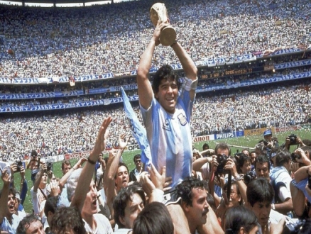 وفاة أسطورة كرة القدم الأرجنتينيّ دييغو مارادونا