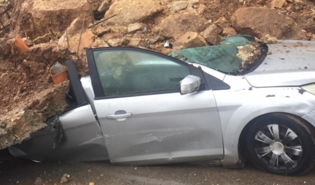 انهيار جدار على سيارة بفعل الأمطار الغزيرة في كفر مندا