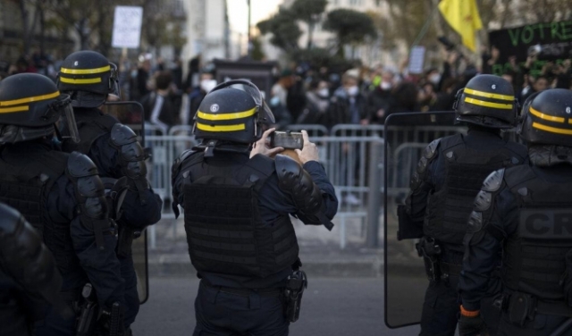السلطات الفرنسية تستهدف 76 مسجدا وتهدد بإغلاق بعضها