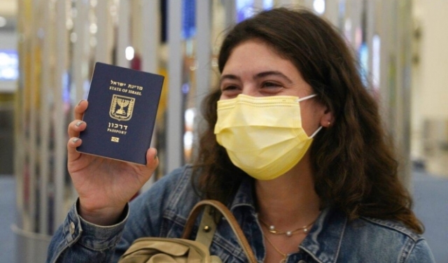 إسرائيليون عالقون في مطار دبي بعد خلل في إصدار تأشيرات