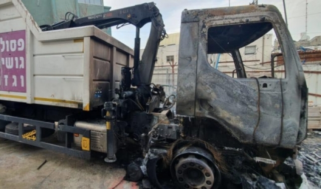 طمرة: إحراق شاحنة البلدية لجمع النفايات