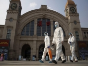 يرفضون الخضوع لبكين: علماء "الصحة العالمية" يحققون في منشأ كورونا 