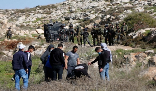رام الله وجنين: مستوطنون يعتدون على فلسطينيّين