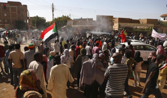 آلاف السودانيين يحتجون على الأوضاع المعيشية المتدنية