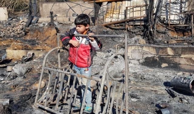 طفل سوريّ لاجئ على أرض مخيّم في منطقة المنية بلبنان التهمته نيران أضرمها لبنانيون