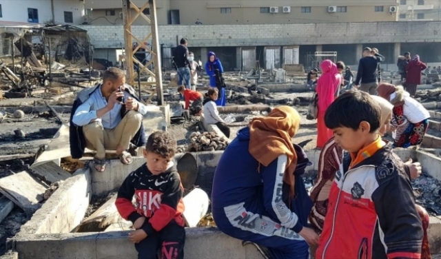 لاجئون سوريّون على أرض مخيّم في منطقة المنية بلبنان التهمته نيران أضرمها لبنانيون