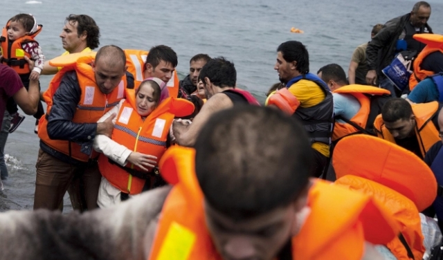 السلطات الألبانية تخلّص 55 مهاجرًا سوريًا من هيجان البحر