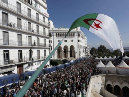 الجزائر: الادعاء العام يطالب بالحكم عامين بحق 3 نشطاء بالحراك