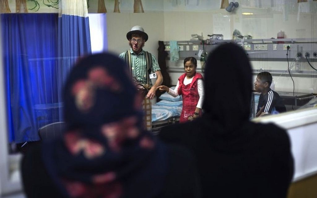 أطفال غزيون في مشفى إسرائيلي (أ ب)