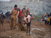 إدلب: اللعب في الطين ملهاة الأطفال النازحين