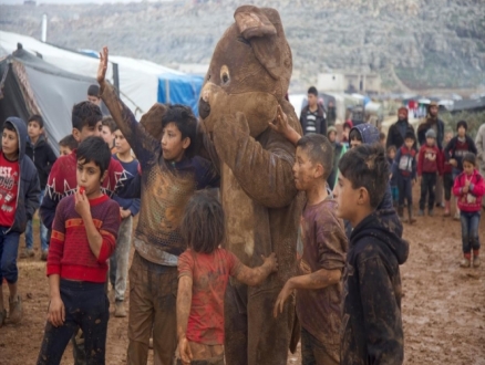 اللعب في الطين ملهاة الأطفال السوريين